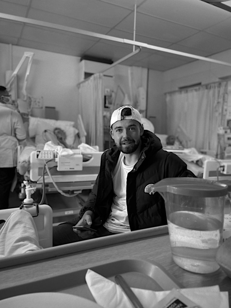 Charlie infront of Two Amerikas Most Wanted